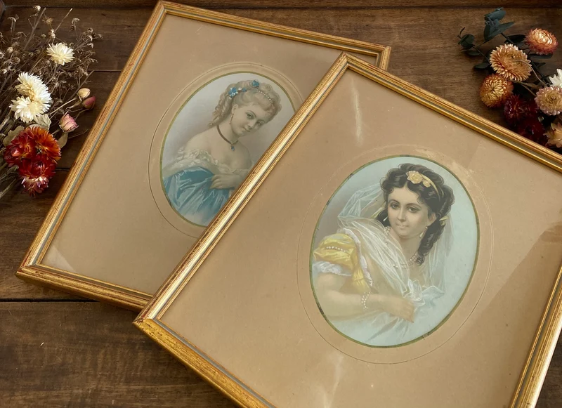 Portraits de jeunes filles encadrés dorés