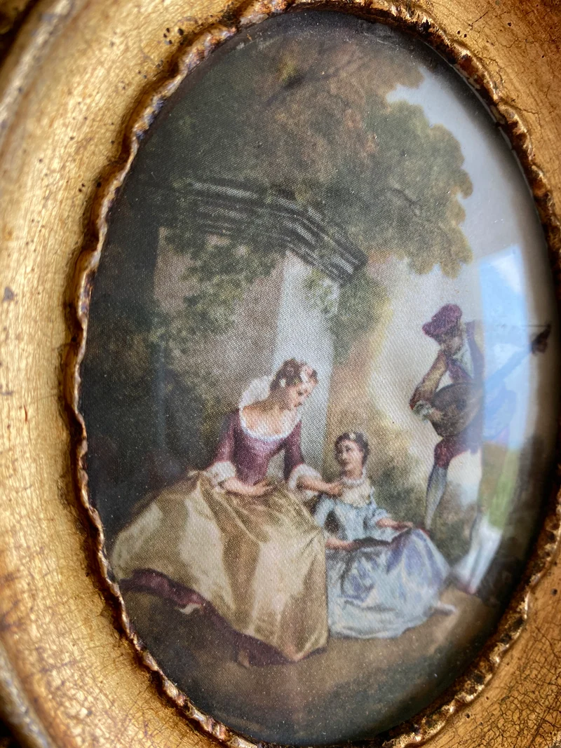 Scènes sur soie dans cadres en bois dorés ovales