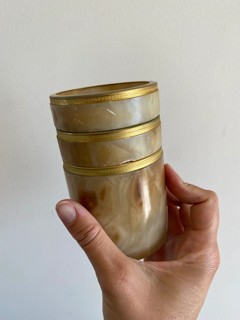 Boites cylindriques en albâtre