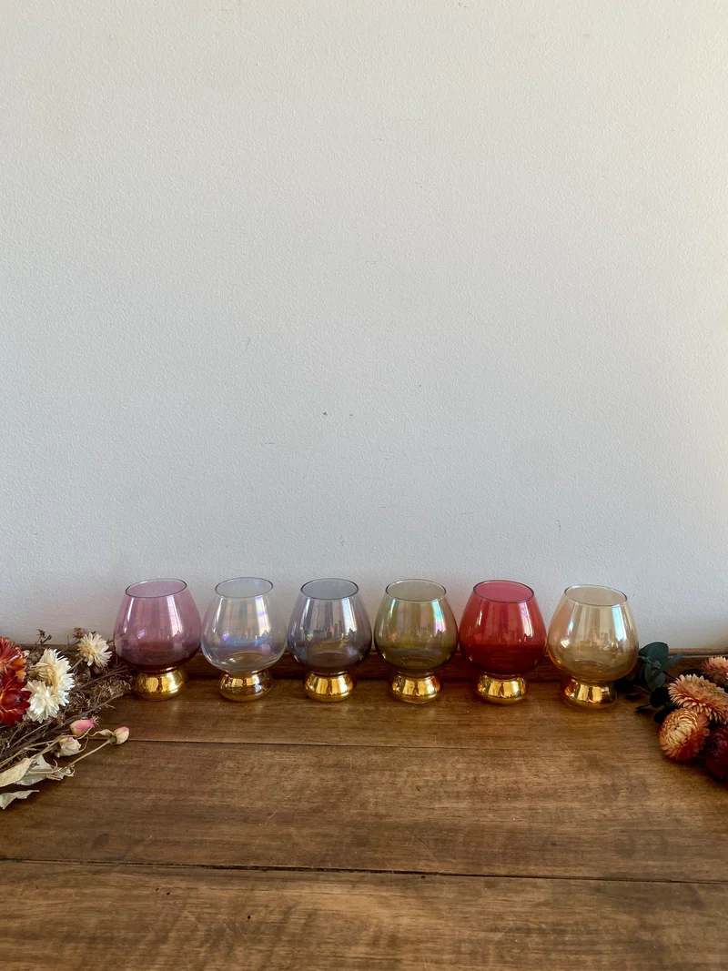 Verres à cognac colorés pieds dorés