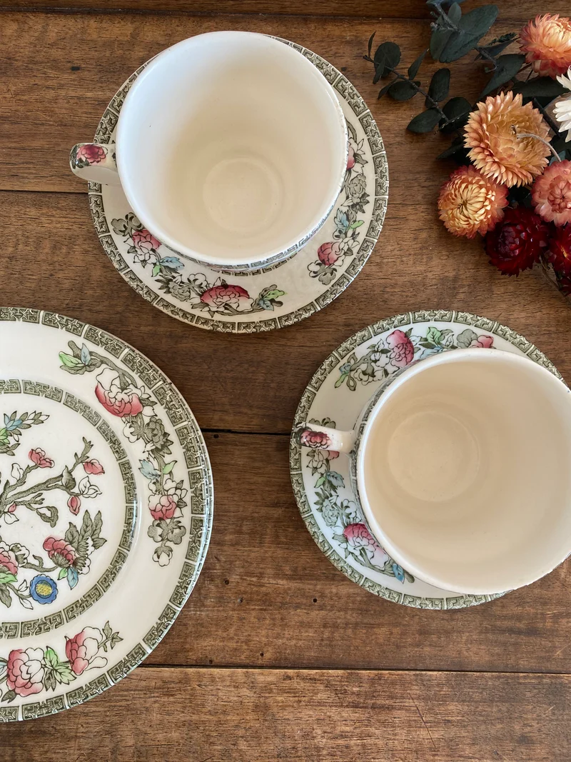 Tasses soucoupes et assiettes à dessert assorties Johnson Bros England Indian Tree