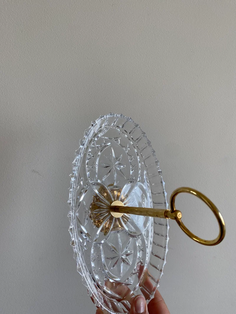 Ramequin en verre taillé et anse dorée