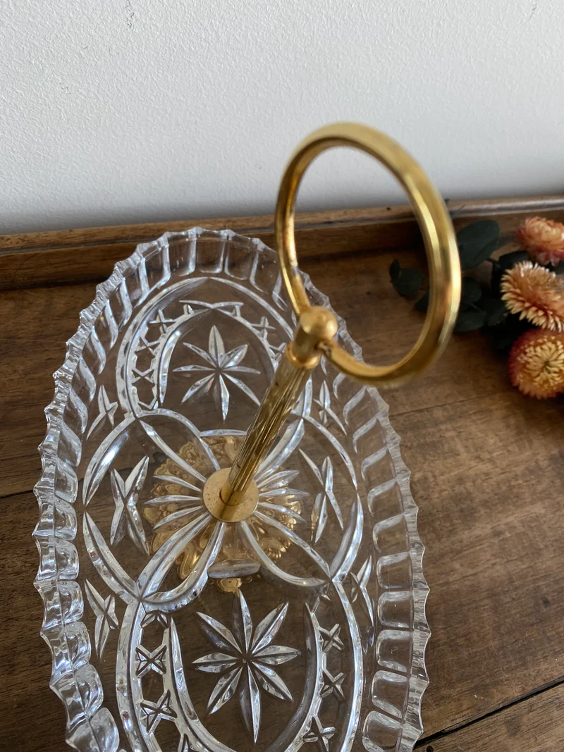 Ramequin en verre taillé et anse dorée