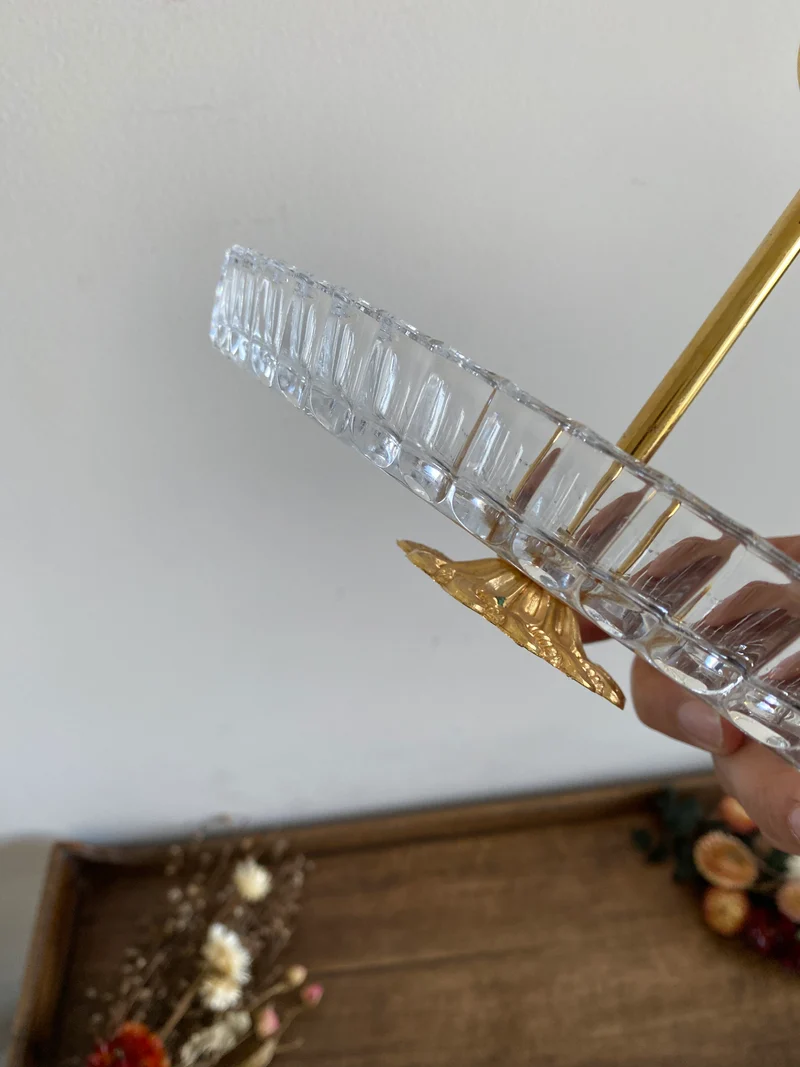 Ramequin en verre taillé et anse dorée