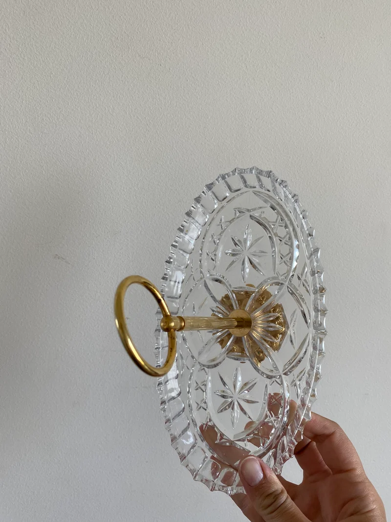 Ramequin en verre taillé et anse dorée