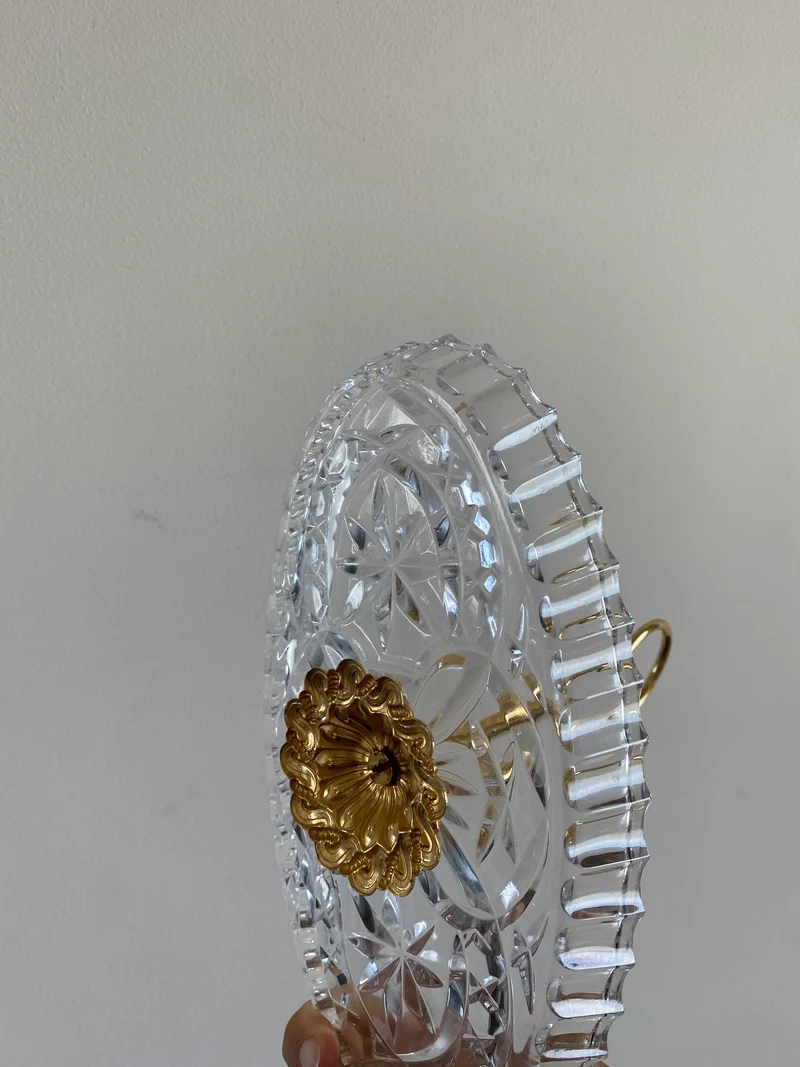 Ramequin en verre taillé et anse dorée