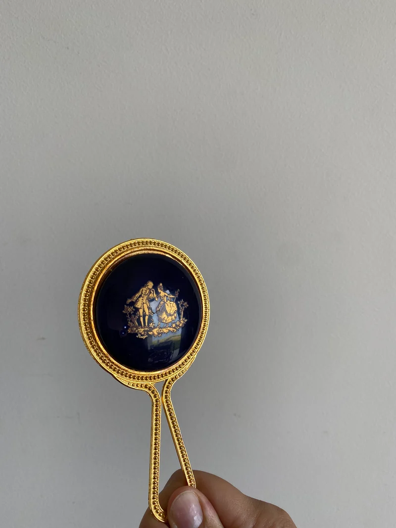 Parure bleu du four Limoges comprenant petit miroir à mains et vaporisateur