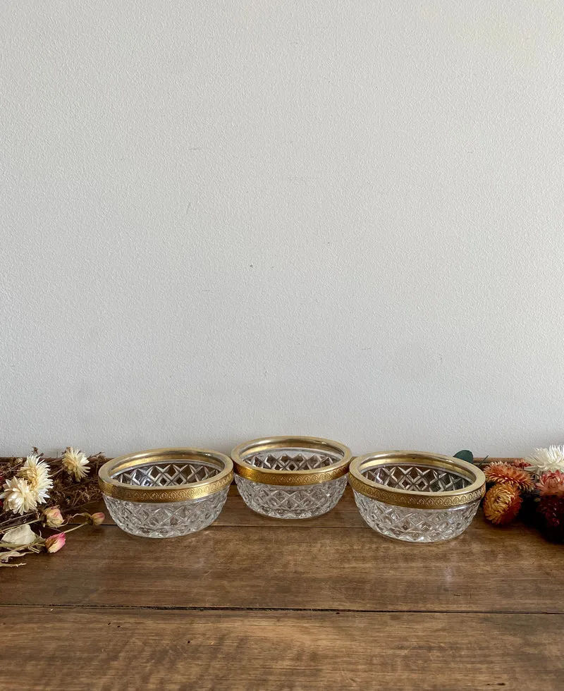 Coupelles en verre ciselé et armature dorée
