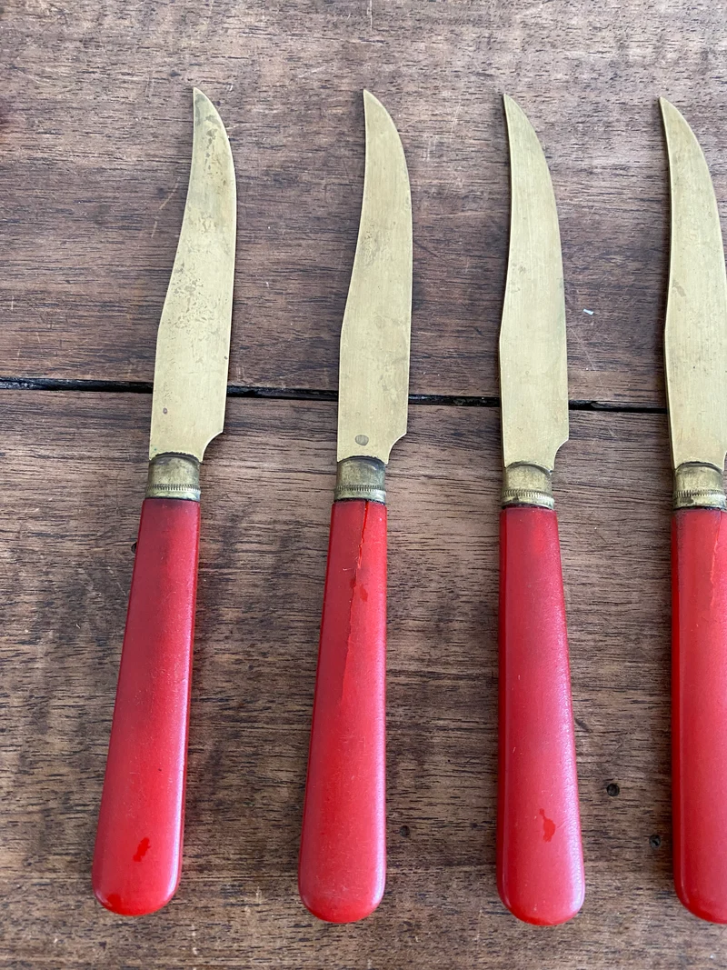 Couteaux vintage rouges et or