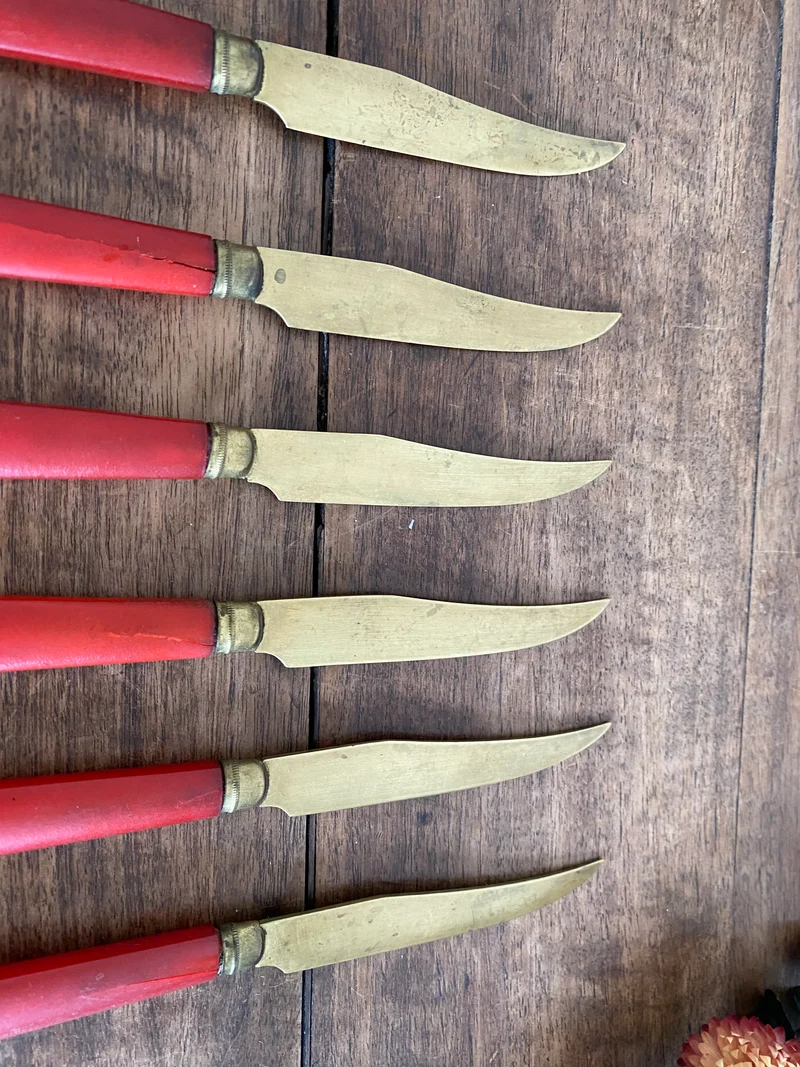 Couteaux vintage rouges et or