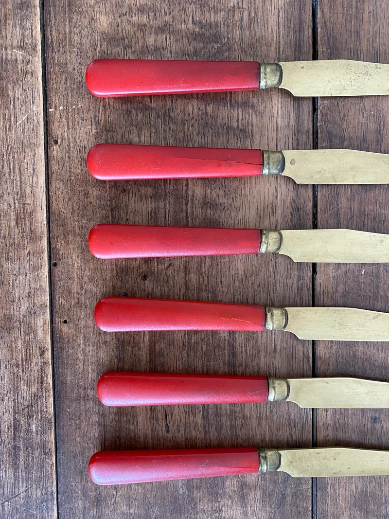 Couteaux vintage rouges et or