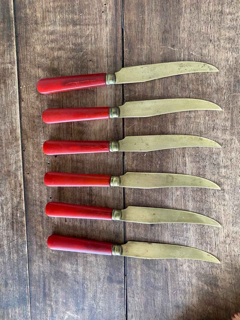 Couteaux vintage rouges et or