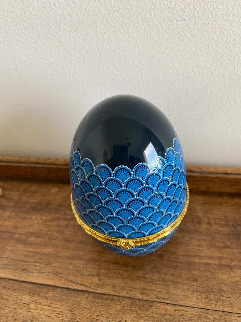 Œuf décoratif en porcelaine
