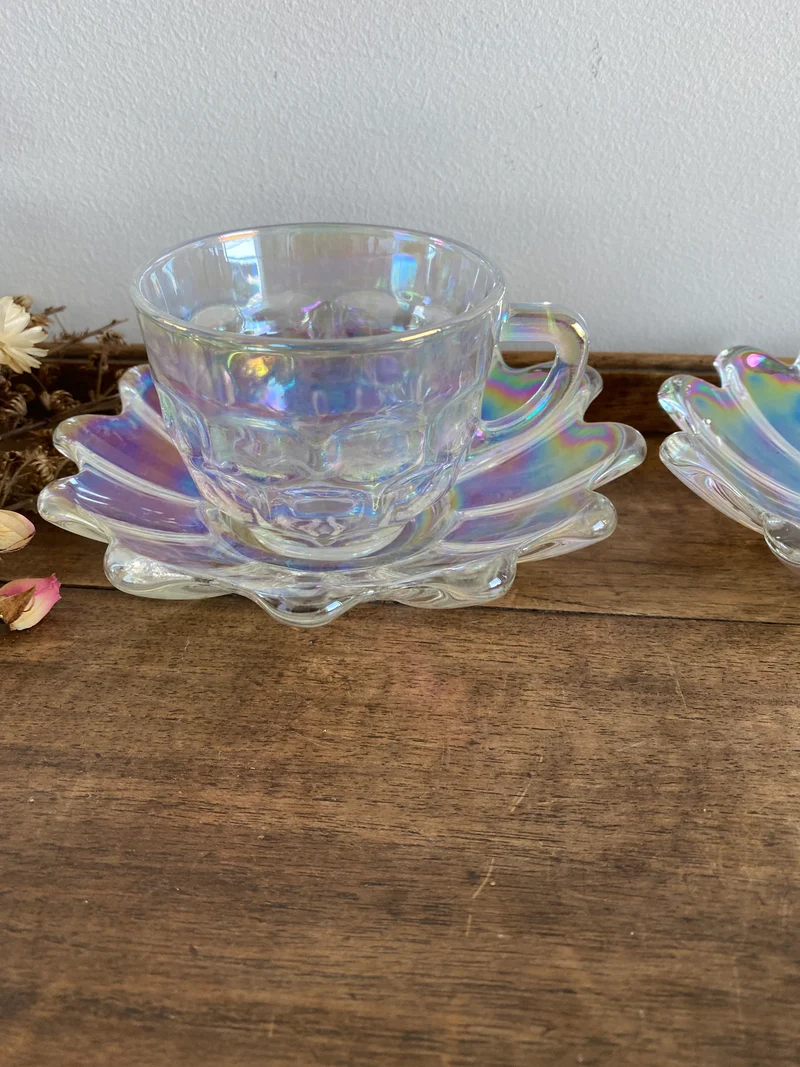 Tasses et soucoupes en verre irisé