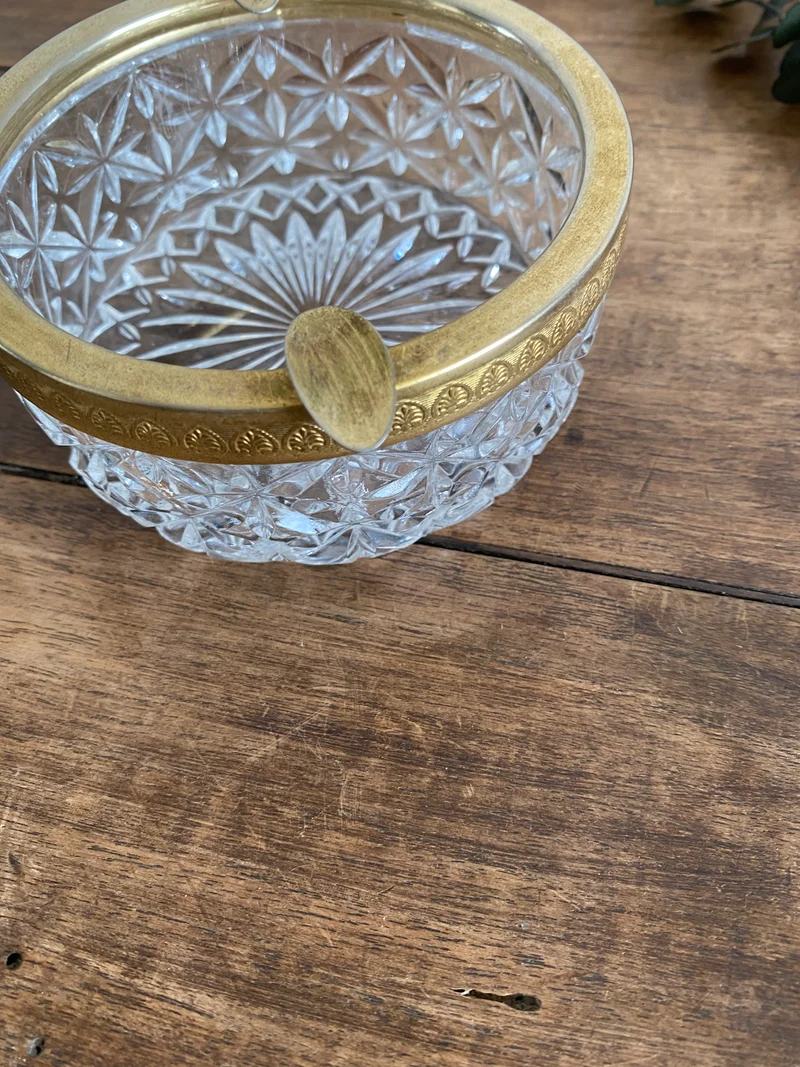 Cendrier en verre coupé et armature dorée