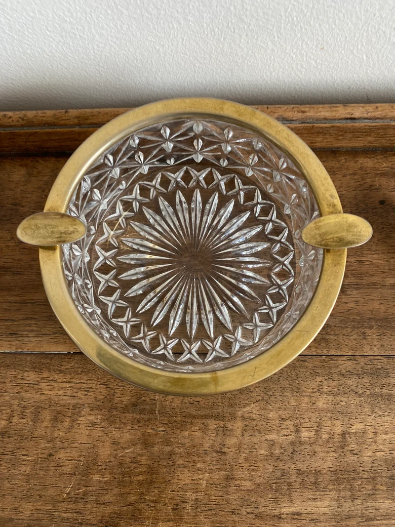 Cendrier en verre coupé et armature dorée