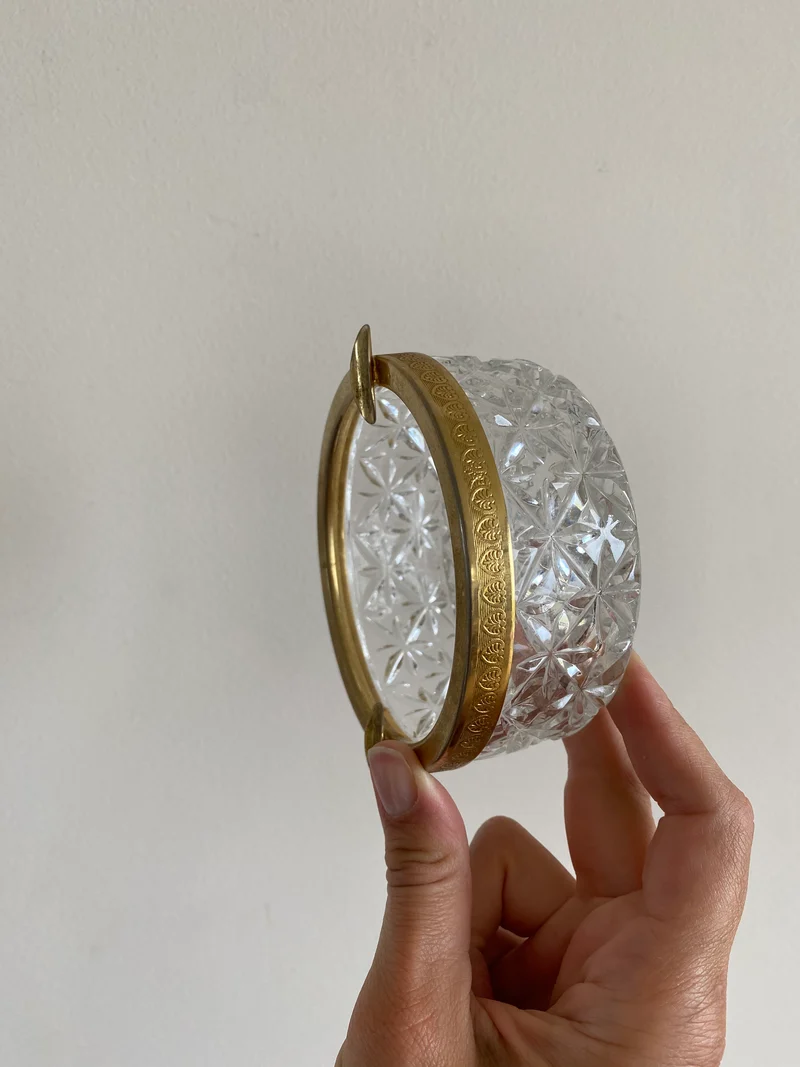 Cendrier en verre coupé et armature dorée