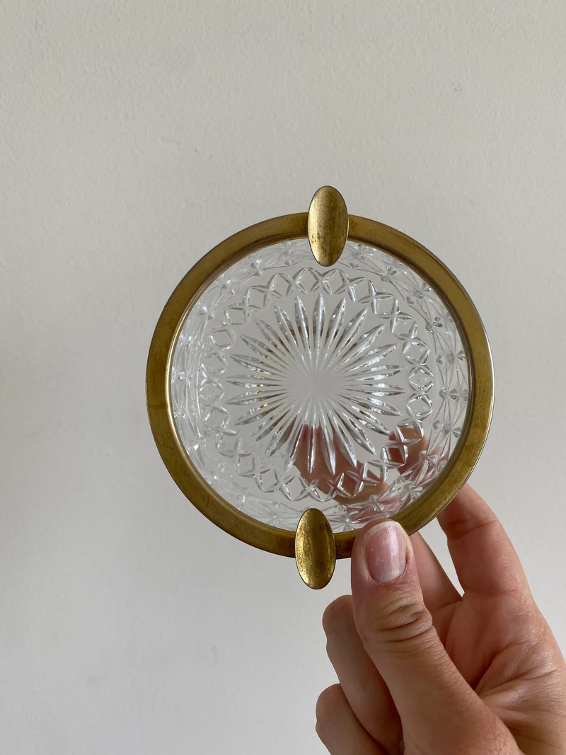 Cendrier en verre coupé et armature dorée