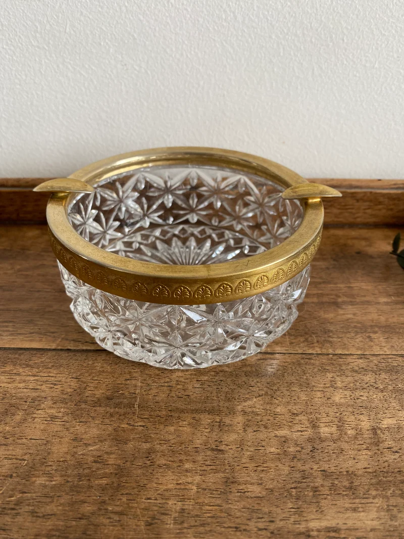 Cendrier en verre coupé et armature dorée