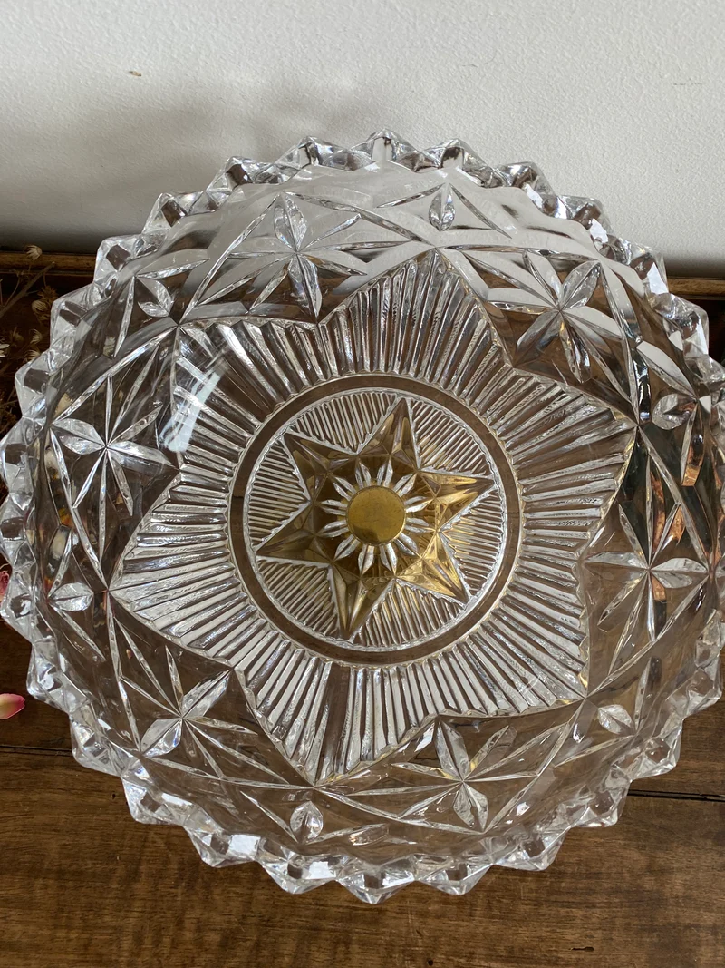 Saladier en verre ciselé sur pied doré