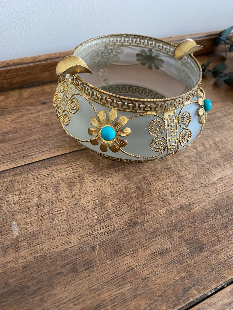 Cendrier en verre avec armature et ornements dorés