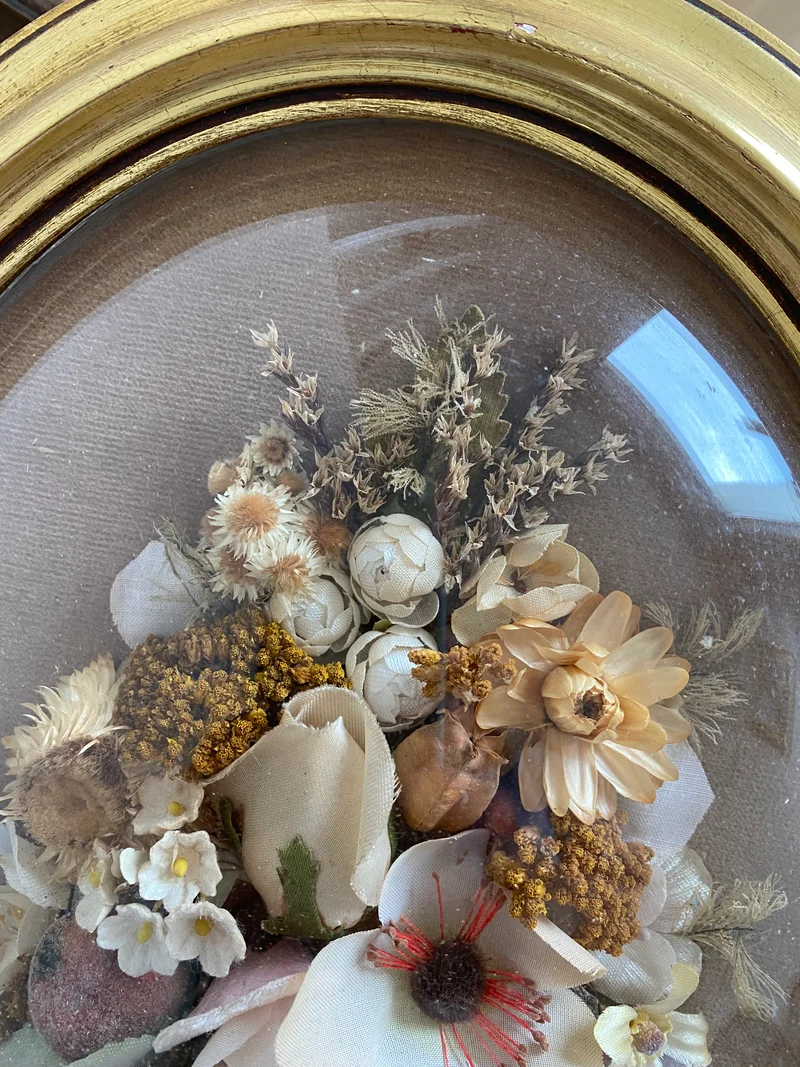 Fleurs en tissu encadrées sous verre bombé