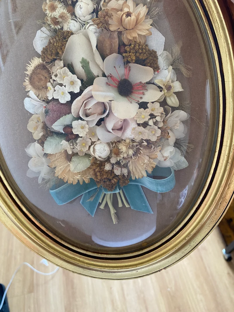 Fleurs en tissu encadrées sous verre bombé