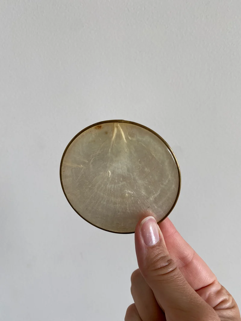 Dessous de verre en nacre et laiton