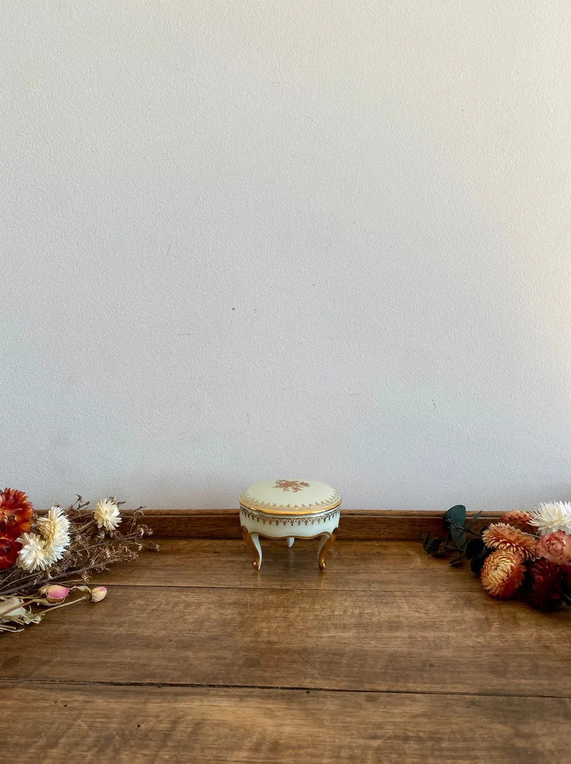 Petite boîte en porcelaine beige sur pieds