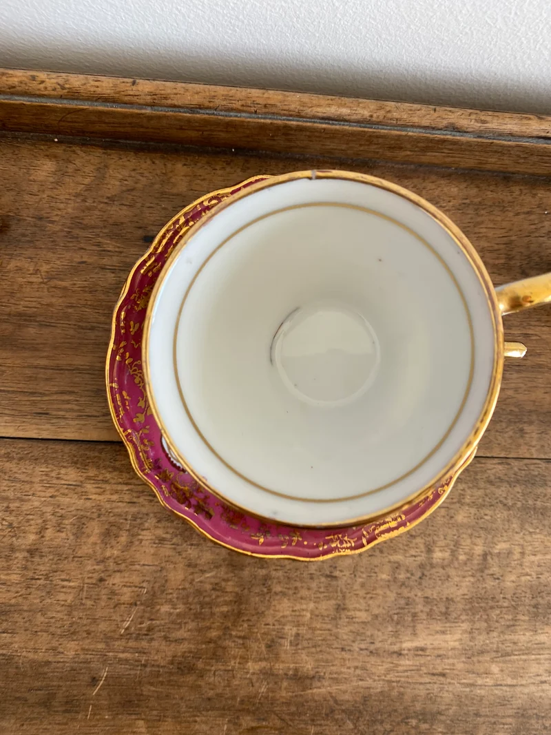 Tasses et soucoupes blanches et or avec scènes romantiques Bavaria
