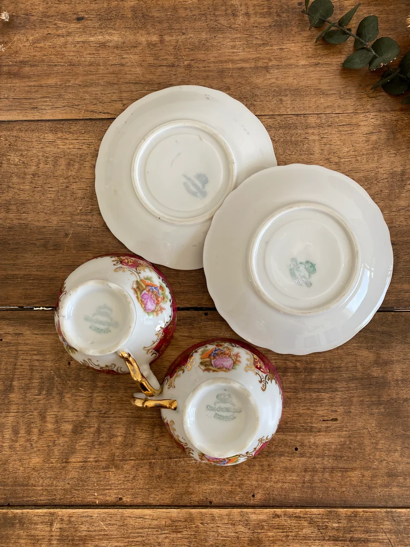 Tasses et soucoupes blanches et or avec scènes romantiques Bavaria