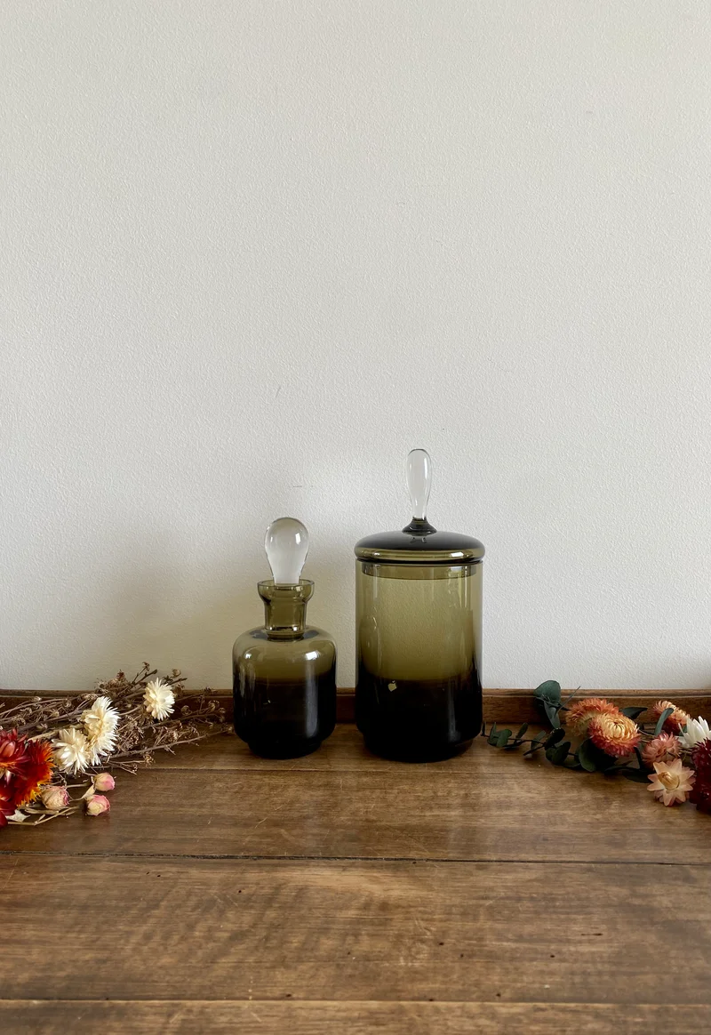 Flacons en verre fumé noir rétro