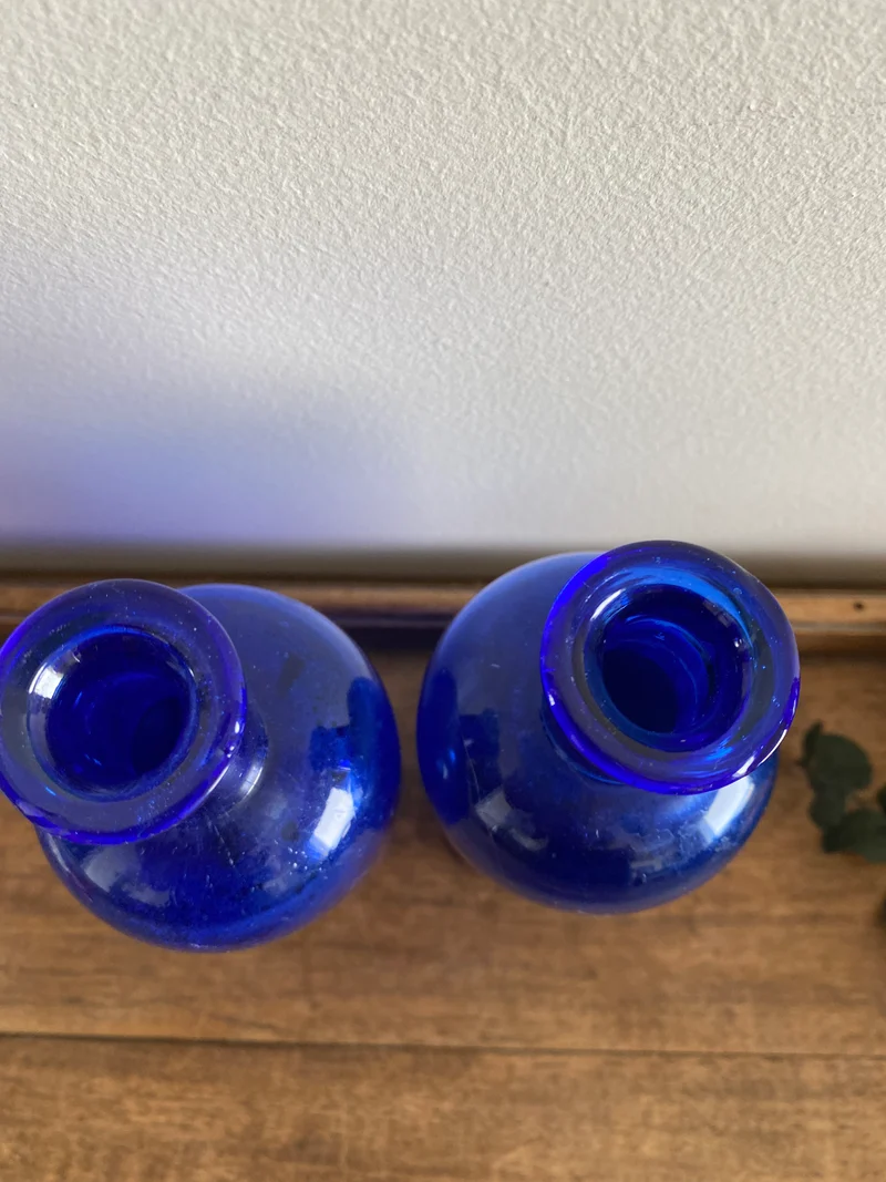 Flacons anciens en verre couleur bleu roi