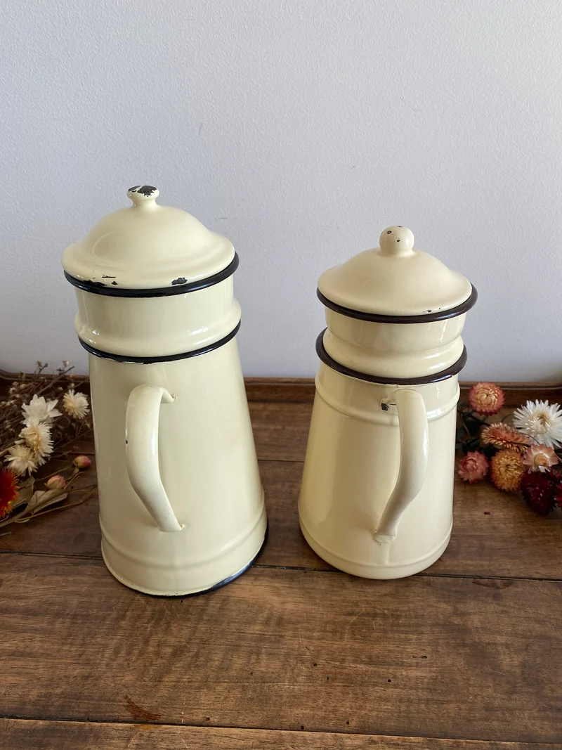 Cafetières décoratives en émail couleur crème - années 50