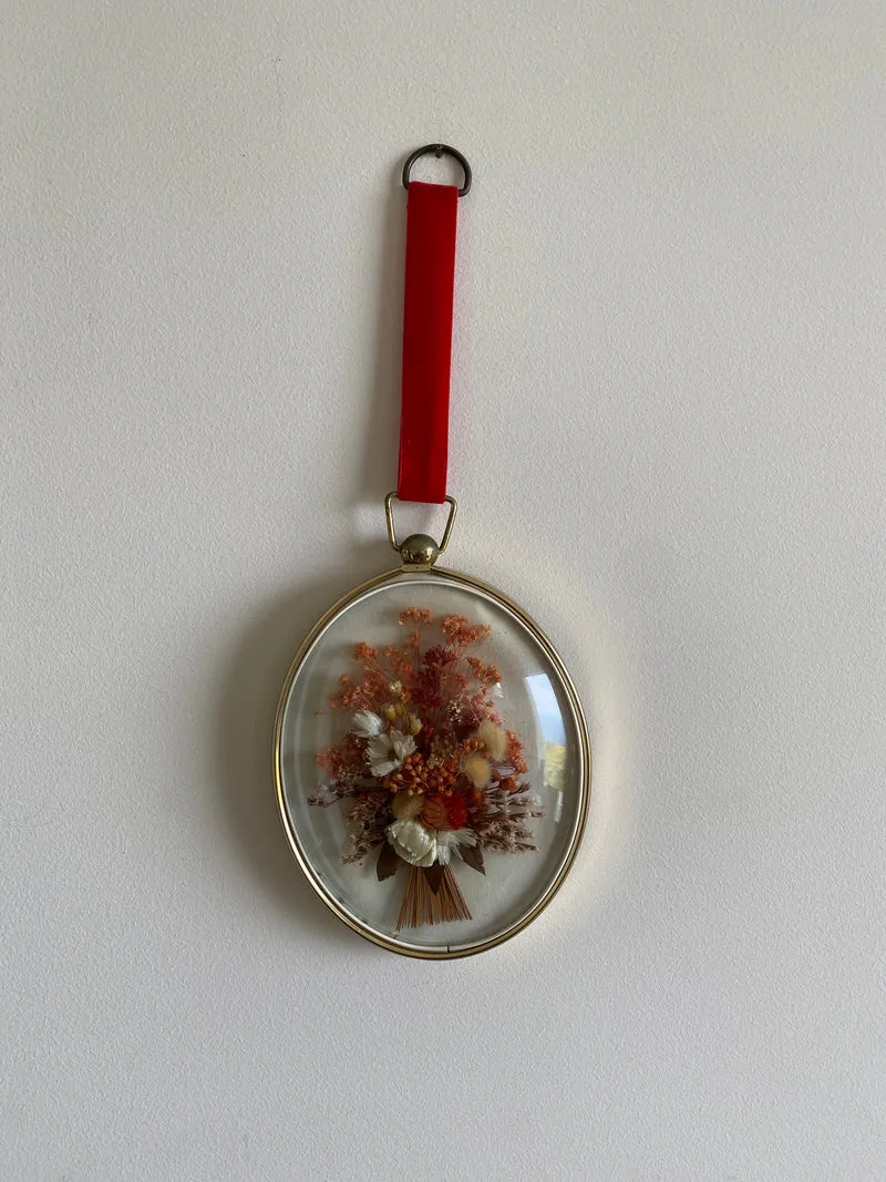 Fleurs séchées roses dans cadre bombé