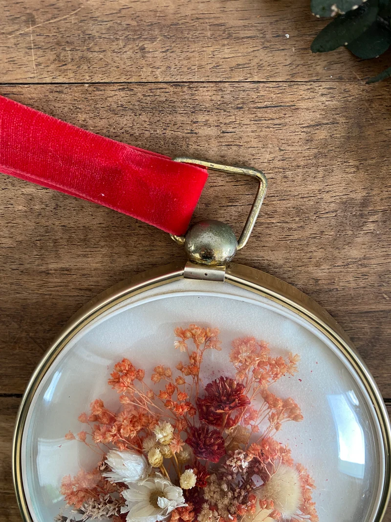 Fleurs séchées roses dans cadre bombé