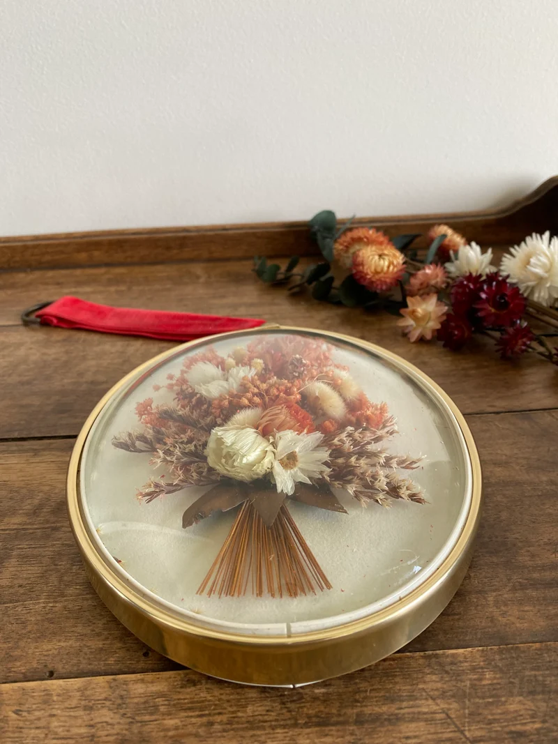 Fleurs séchées roses dans cadre bombé