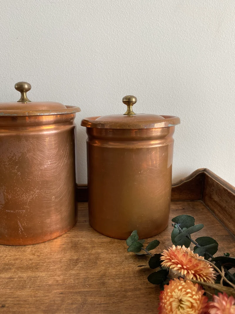 Pots en cuivre avec couvercles
