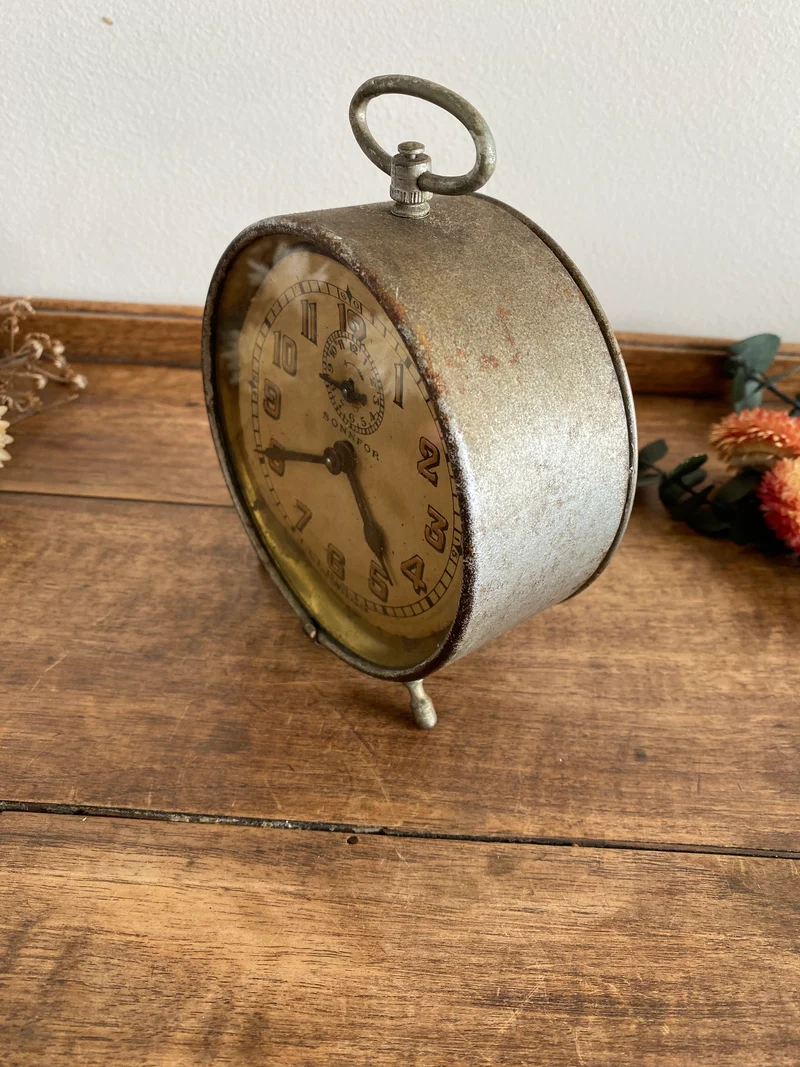 Réveil matin en métal vintage