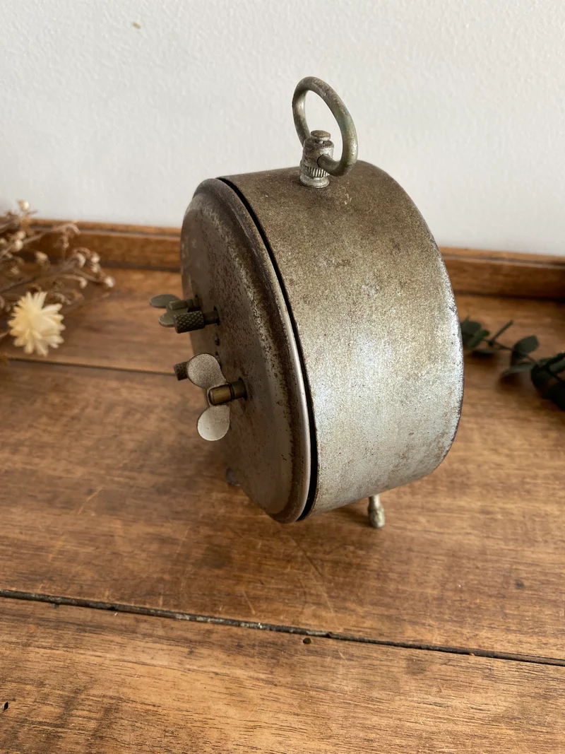 Réveil matin en métal vintage