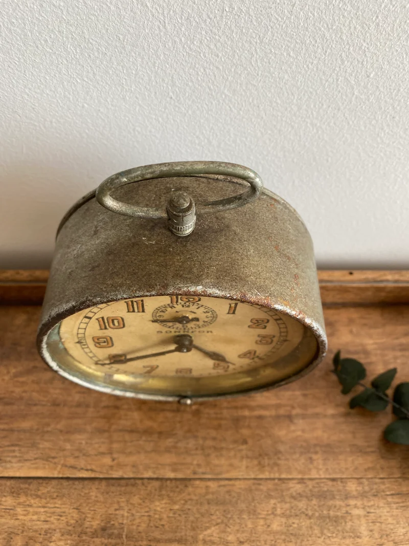 Réveil matin en métal vintage