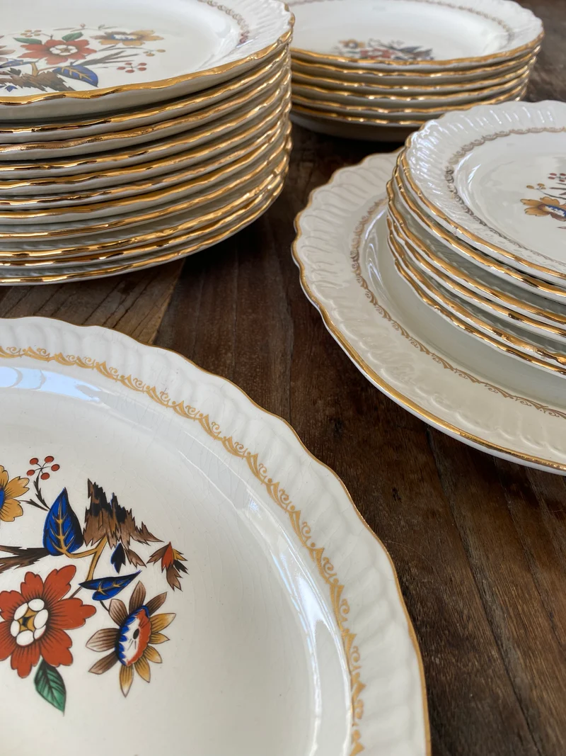 Service complet en porcelaine motifs fleurs 979