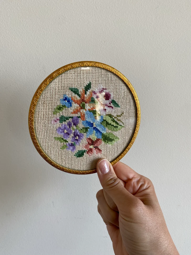 Broderie cerclée dorée