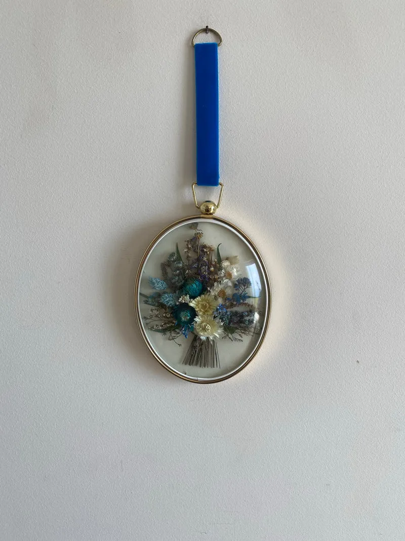 Cadre en verre bombé avec fleurs séchées
