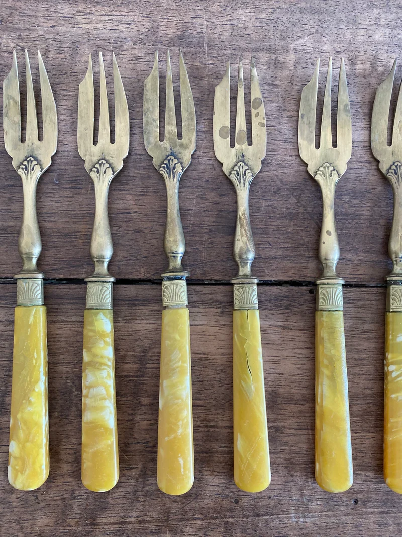 Fourchettes à dessert en bakélite jaune