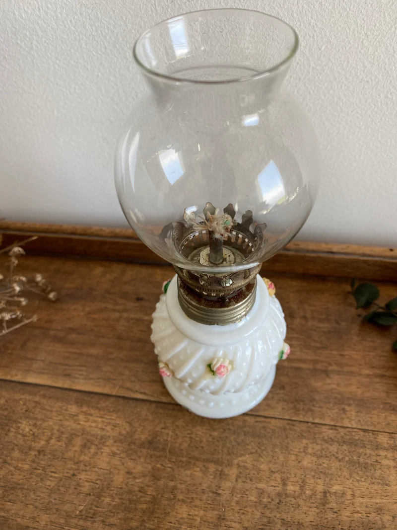Lampe à pétrole mini avec fleurs incrustées