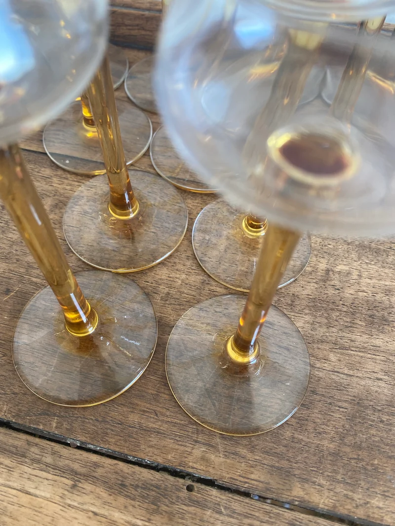 Verres à liqueur sur pieds hauts ocre