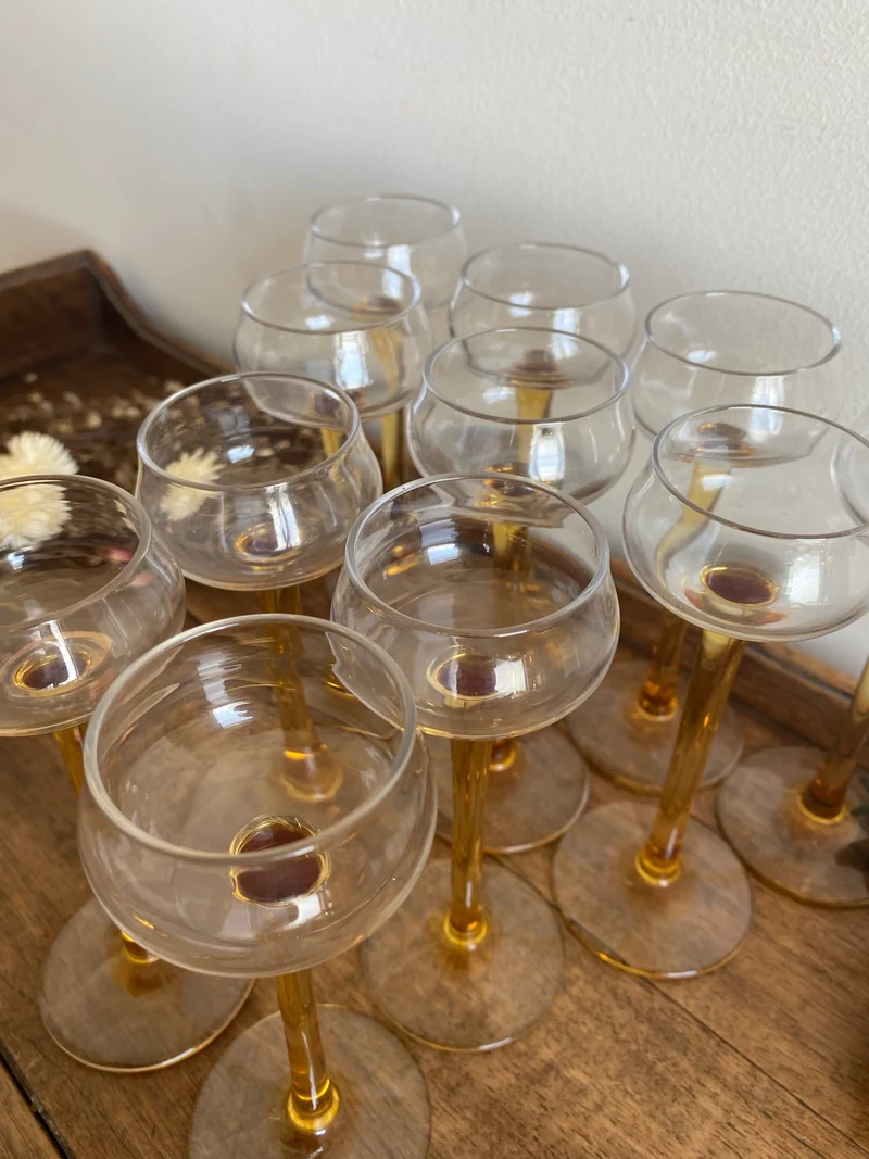 Verres à liqueur sur pieds hauts ocre