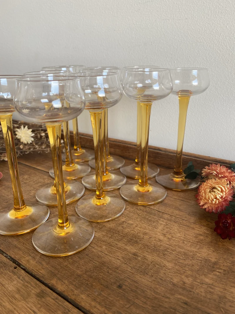 Verres à liqueur sur pieds hauts ocre