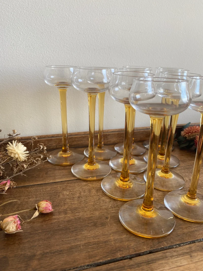Verres à liqueur sur pieds hauts ocre